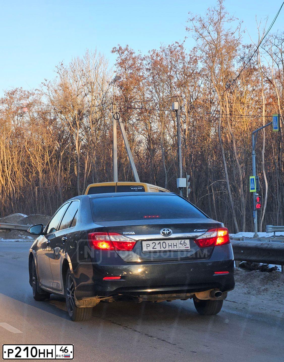 Фото автомобиля TOYOTA CAMRY, 2013 — госномер Р210НН46. Цвет: ТЕМНО-СЕРЫЙ МЕТАЛЛИК
