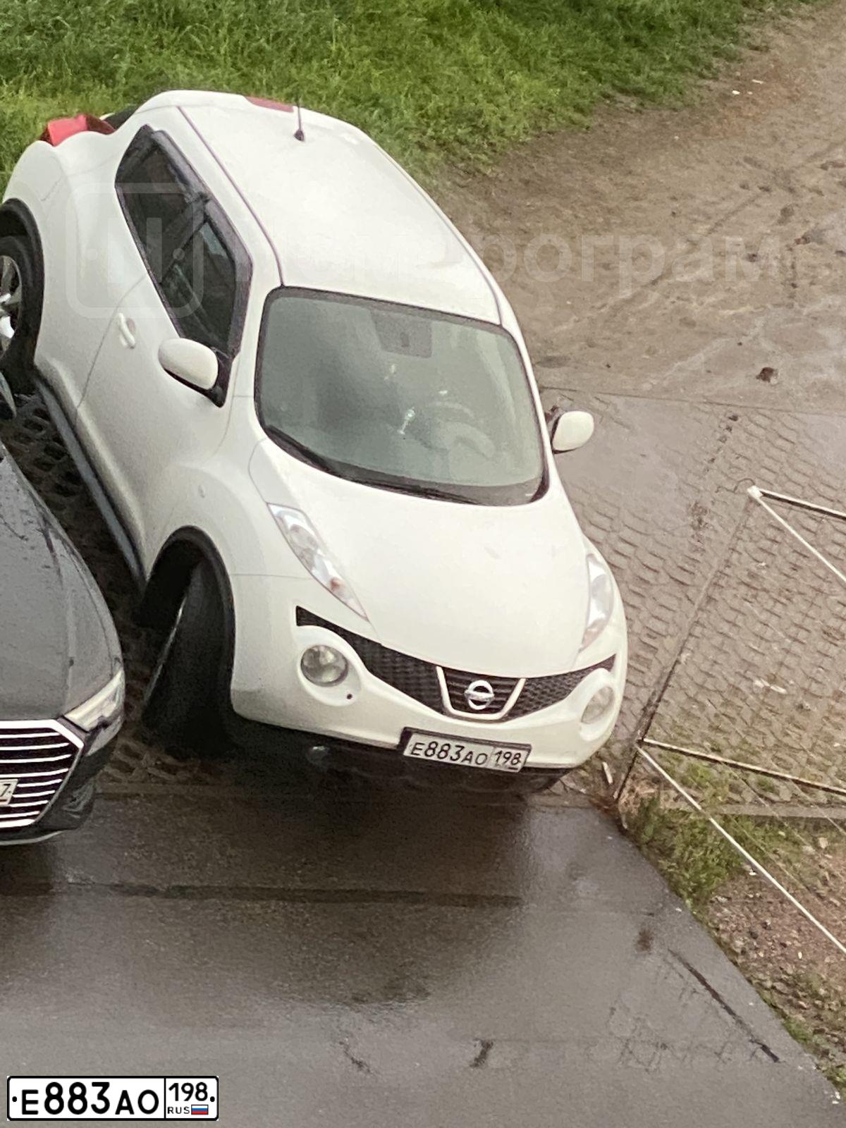 Фото автомобиля NISSAN JUKE, 2012 — госномер Е883АО198. Цвет: Белый