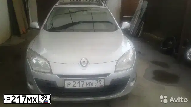 Фото автомобиля RENAULT MEGANE /GRAND/ SCENIC, 2010 — госномер М563ОУ82. Цвет: СЕРЕБРИСТЫЙ