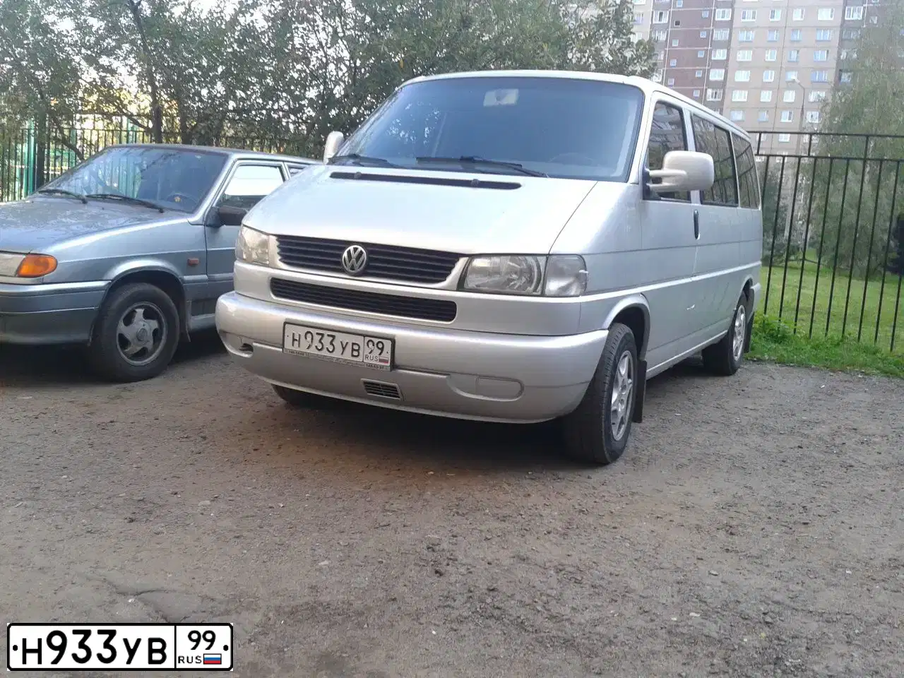 Фото автомобиля VOLKSWAGEN MULTIVAN, 2002 — госномер Р820МК977. Цвет: Серый