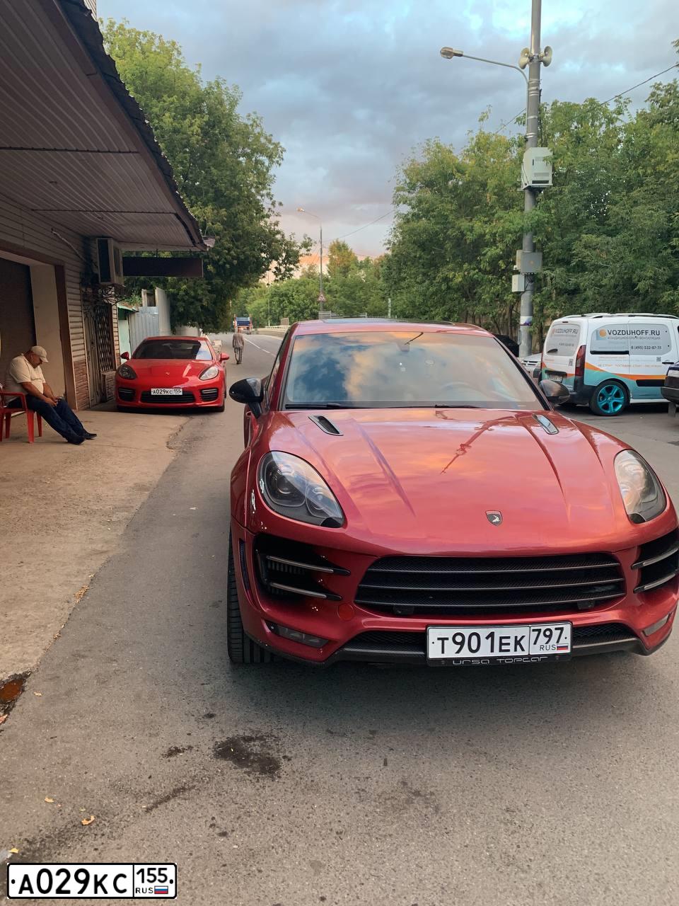 Фото автомобиля PORSCHE PANAMERA, 2015 — госномер К377МК122. Цвет: КРАСНЫЙ