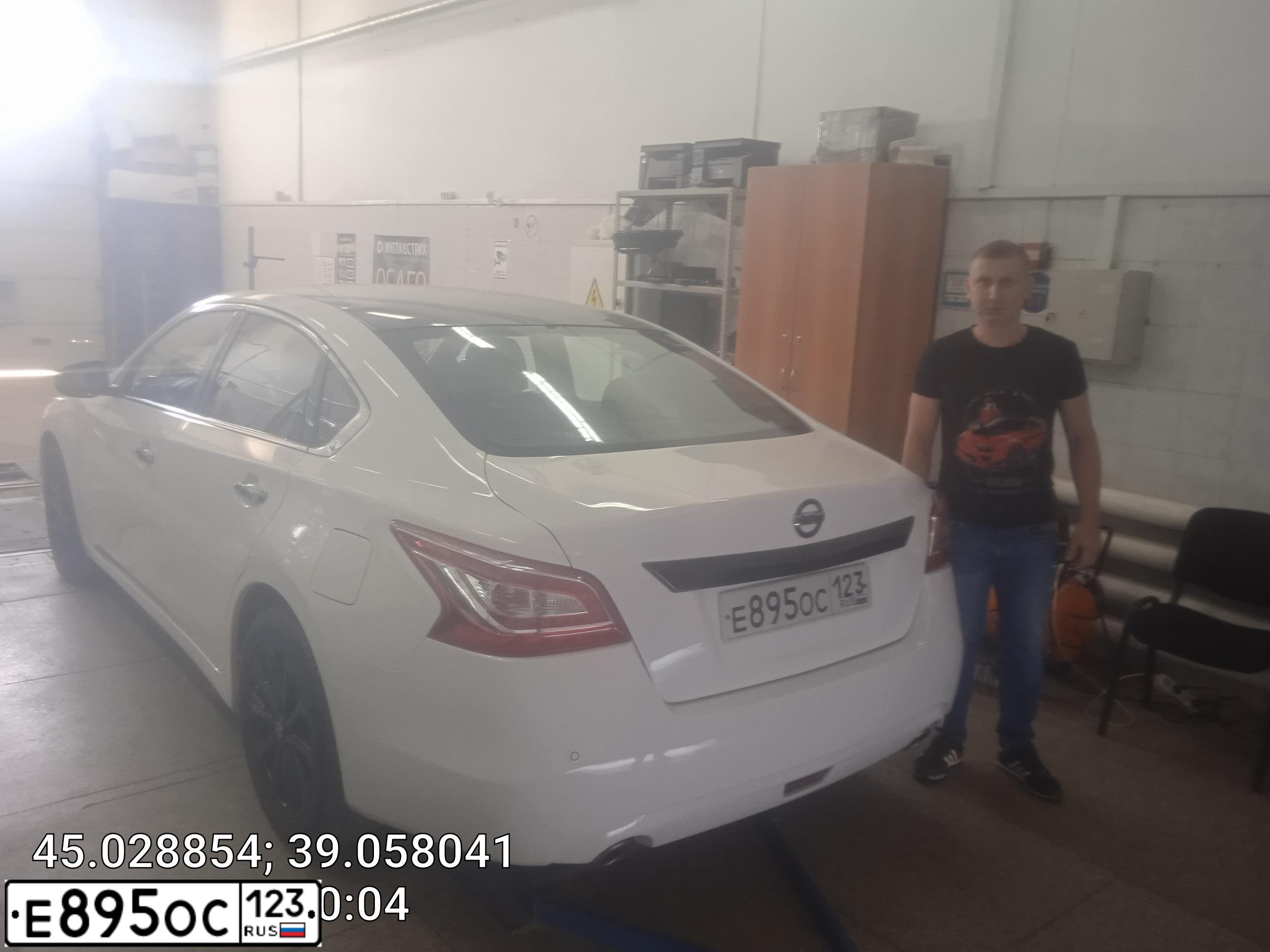 Фото автомобиля NISSAN TEANA, 2014 — госномер Е895ОС123. Цвет: Белый