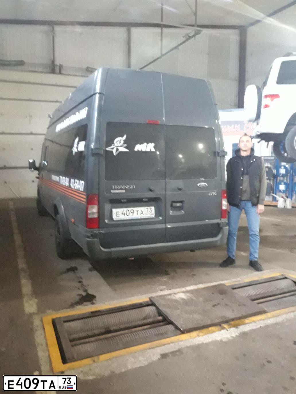 Фото автомобиля FORD TRANSIT, 2013 — госномер Е409ТА73. Цвет: ЧЕРНЫЙ