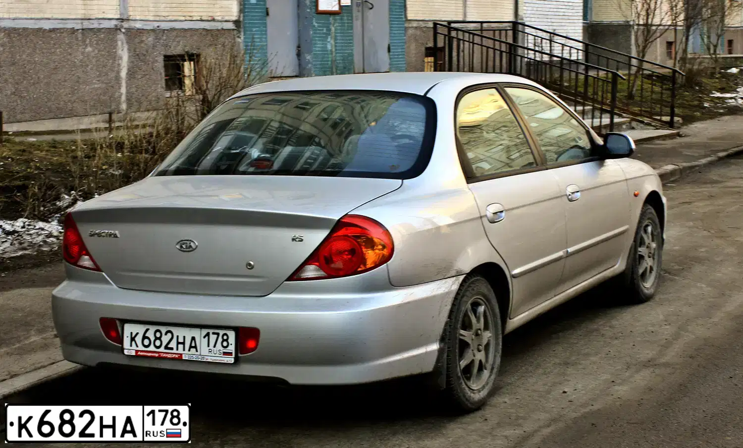 Фото автомобиля KIA SPECTRA, 2011 — госномер К682НА178. Цвет: АЛМАЗНОЕ СЕРЕБРО