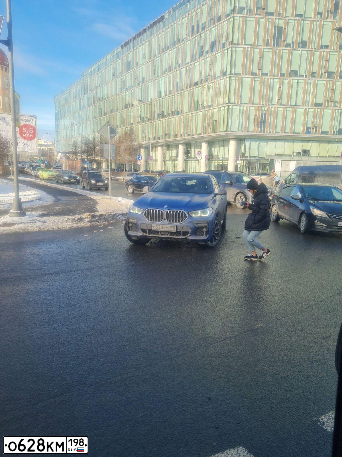 Фото автомобиля BMW X6, 2020 — госномер О628КМ198. Цвет: синий