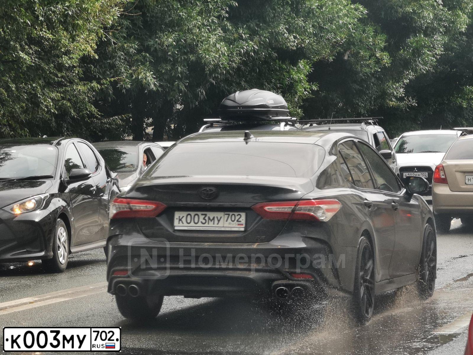 Фото автомобиля TOYOTA CAMRY, 2022 — госномер К003МУ702. Цвет: ЧЕРНЫЙ