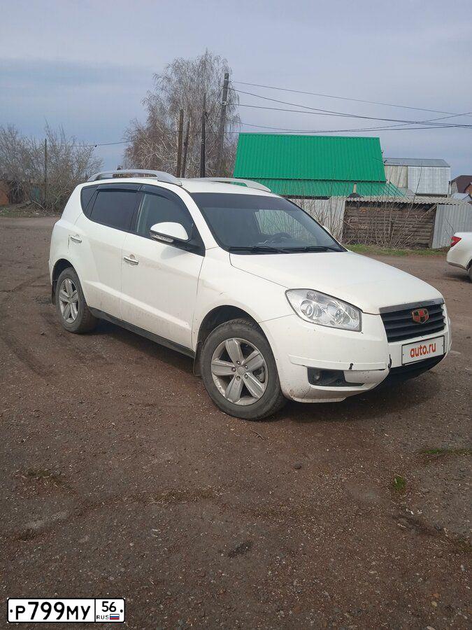 Фото автомобиля GEELY EMGRAND X7, 2015 — госномер М526УН82. Цвет: Белый