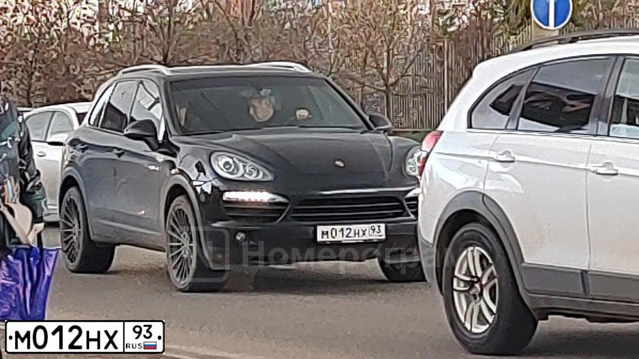 Фото автомобиля PORSCHE CAYENNE, 2011 — госномер Р008ТР93. Цвет: черный