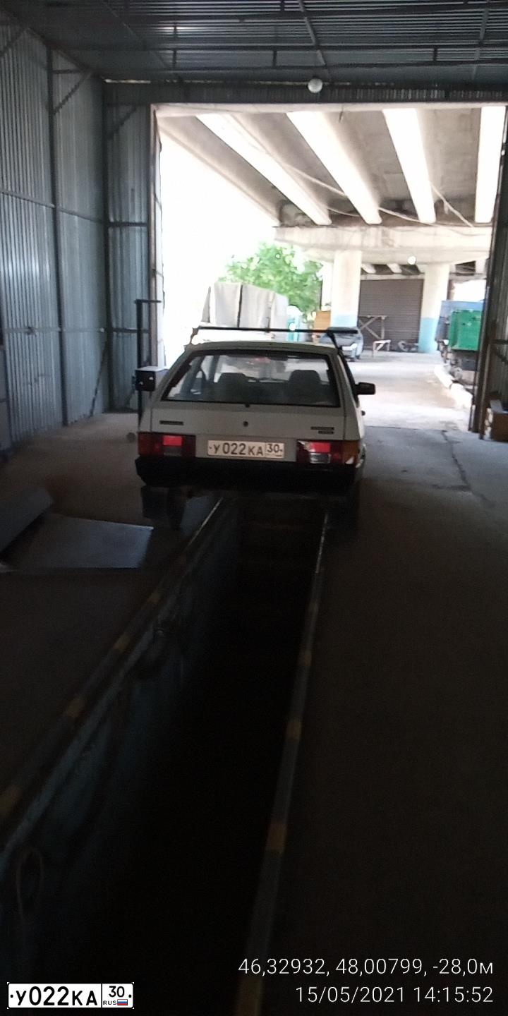 Фото автомобиля LADA 2108 SAMARA, 1991 — госномер У022КА30. Цвет: Белый