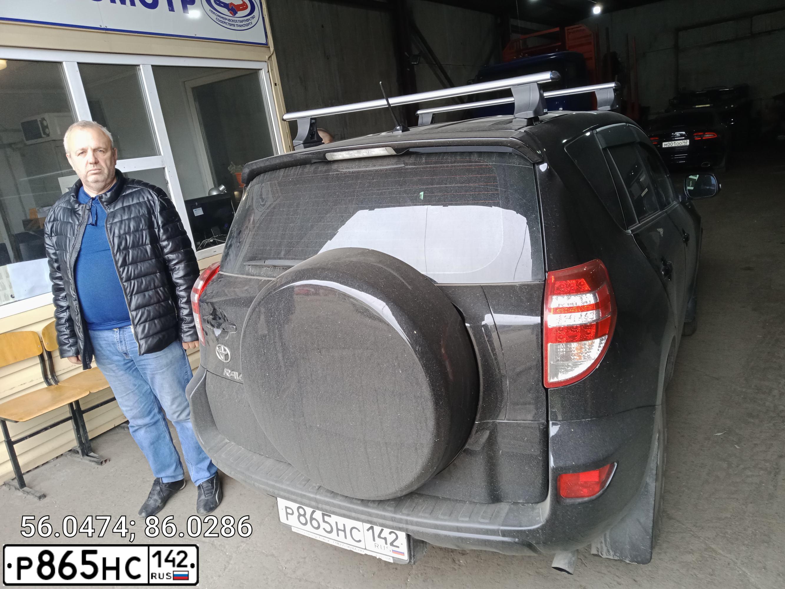 Фото автомобиля TOYOTA RAV4, 2010 — госномер В050УЕ42. Цвет: ЧЕРНЫЙ