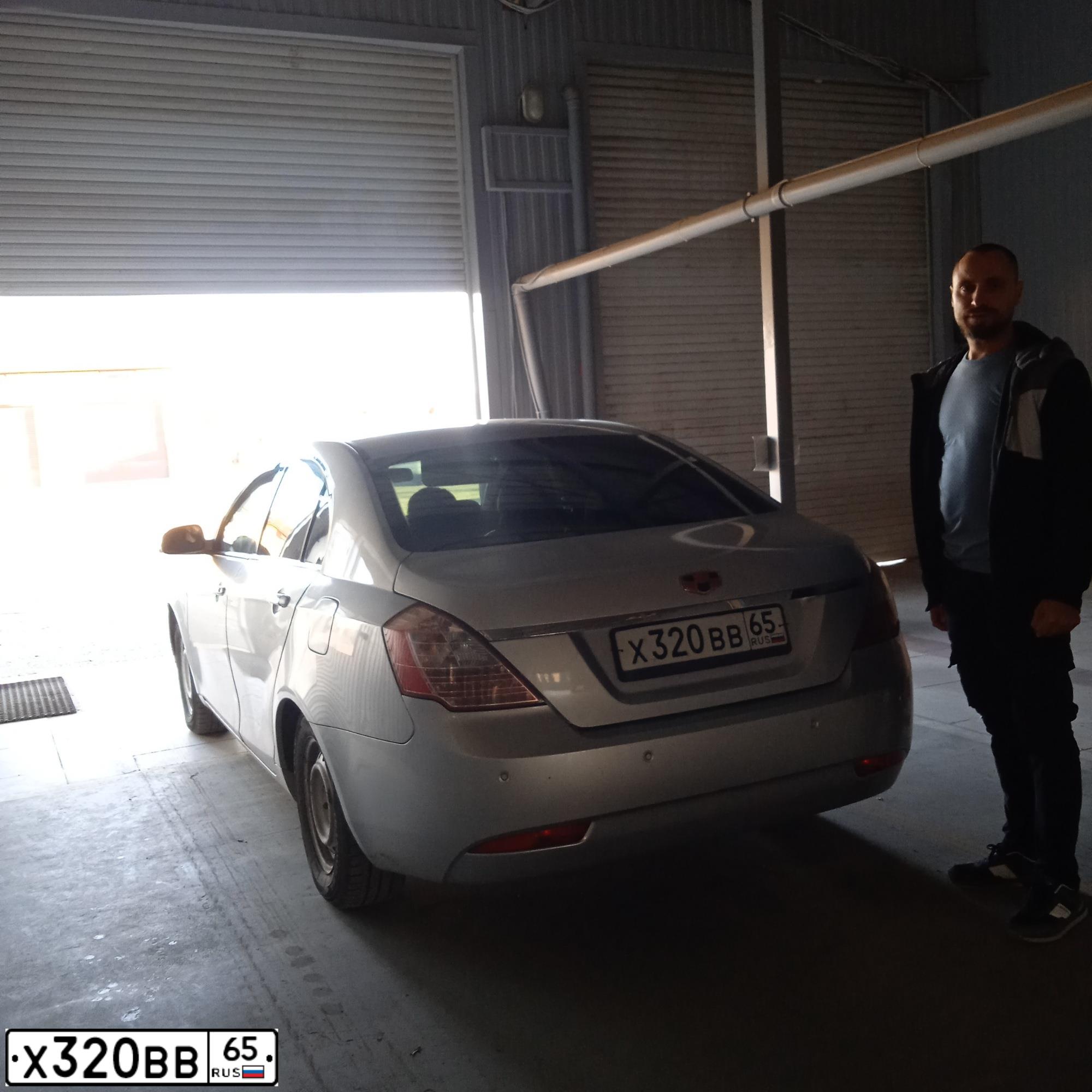 Фото автомобиля GEELY EMGRAND, 2013 — госномер Н293НР82. Цвет: Серебристый