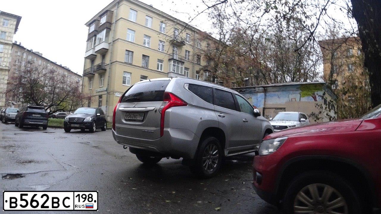 Фото автомобиля MITSUBISHI PAJERO SPORT, 2018 — госномер В562ВС198. Цвет: СЕРЕБРИСТЫЙ