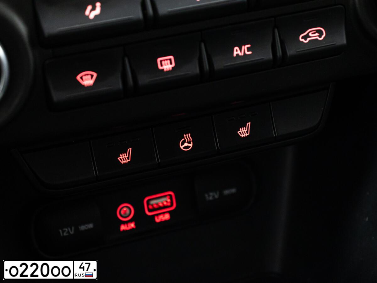 Фото автомобиля TOYOTA CAMRY, 2015 — госномер О220ОО47. Цвет: ЧЕРНЫЙ МЕТАЛИК