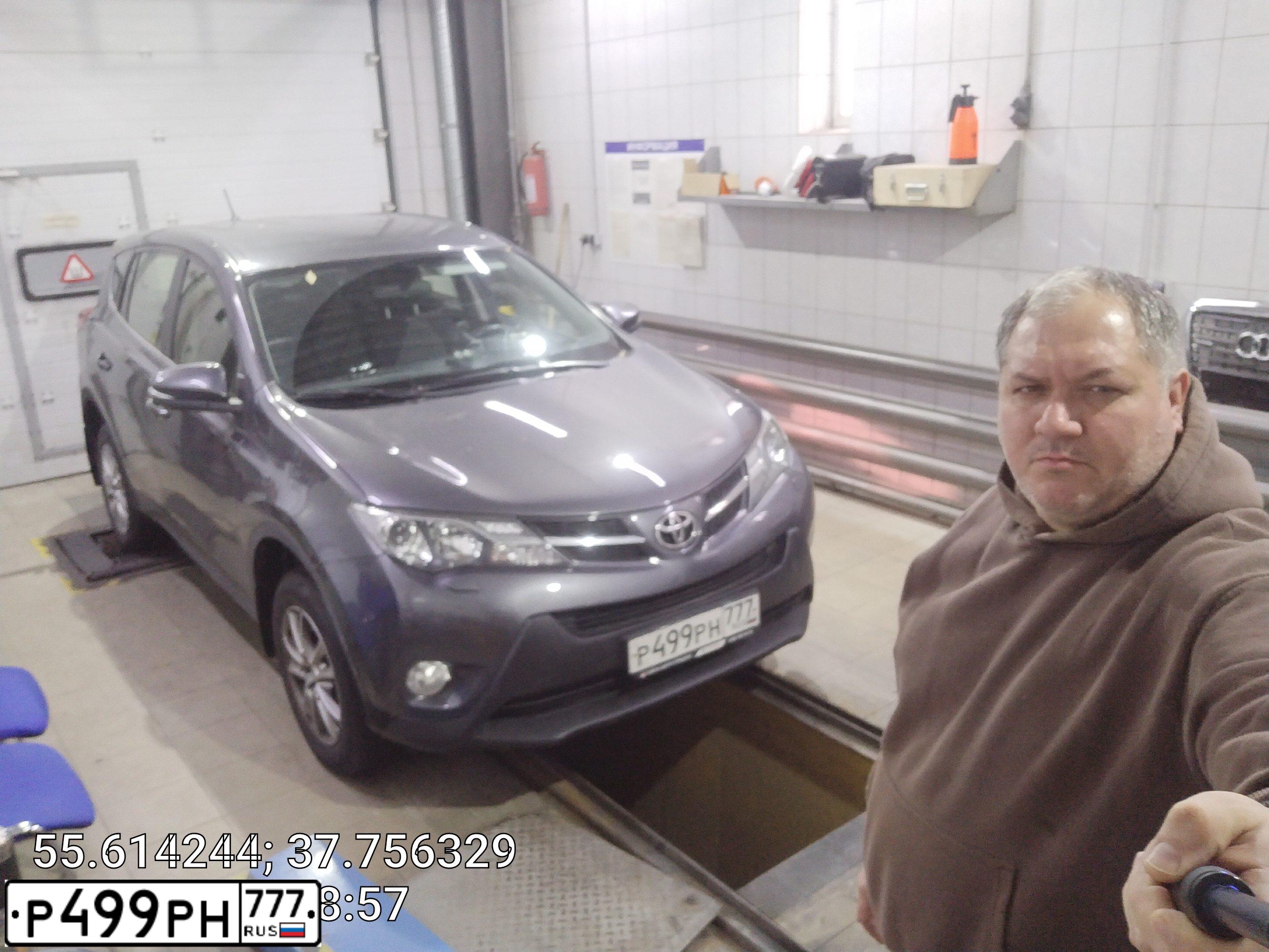 Фото автомобиля TOYOTA RAV4, 2015 — госномер Р499РН777. Цвет: Серый