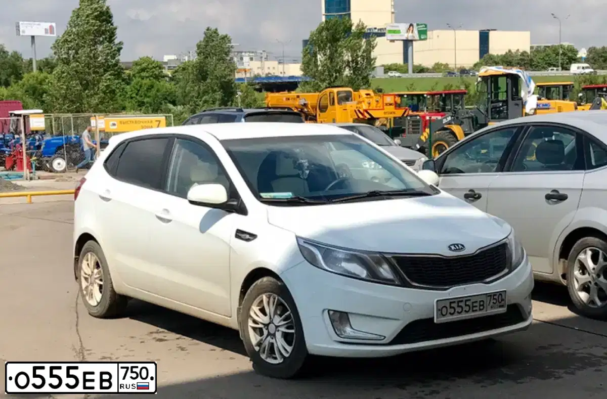 Фото автомобиля KIA RIO, 2012 — госномер О555ЕВ750. Цвет: БЕЛЫЙ
