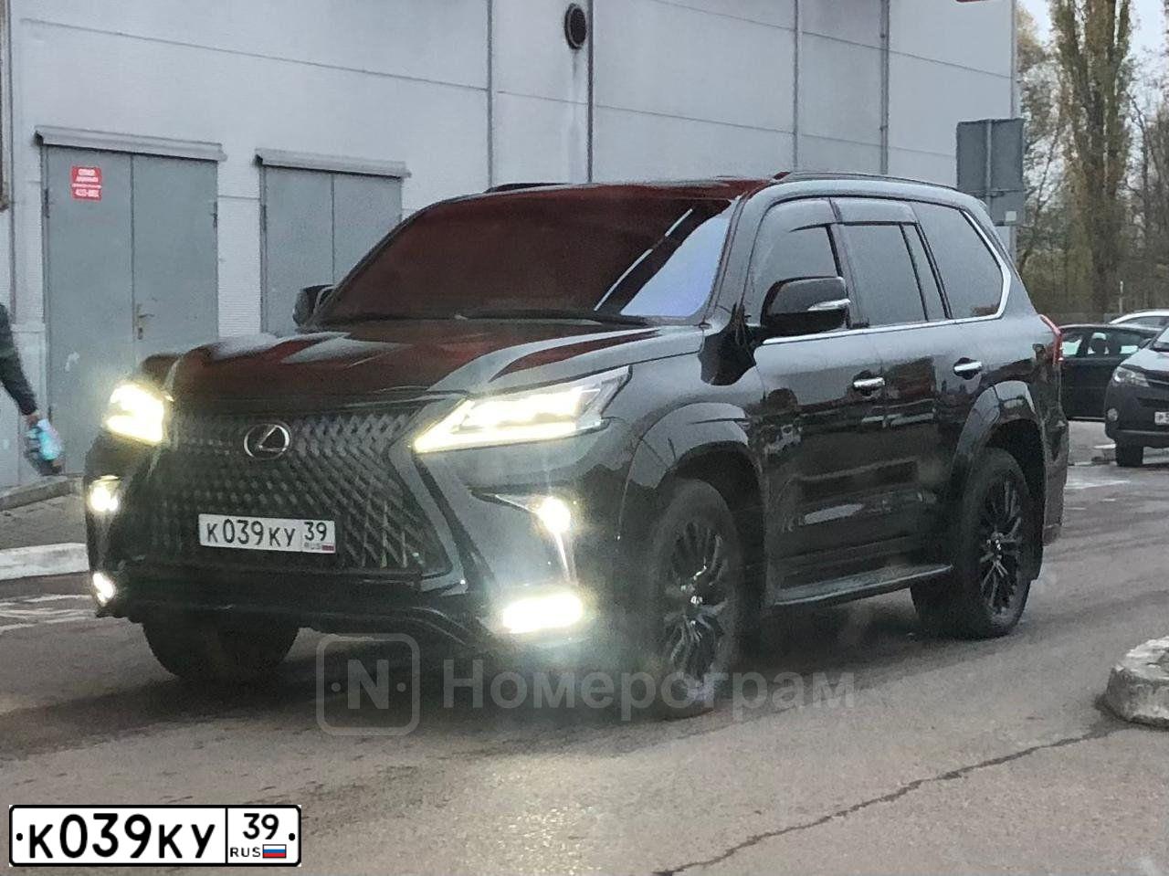 Фото автомобиля LEXUS LX, 2012 — госномер Р438КЕ39. Цвет: ПЕРЛАМУТРОВО-БЕЛЫЙ