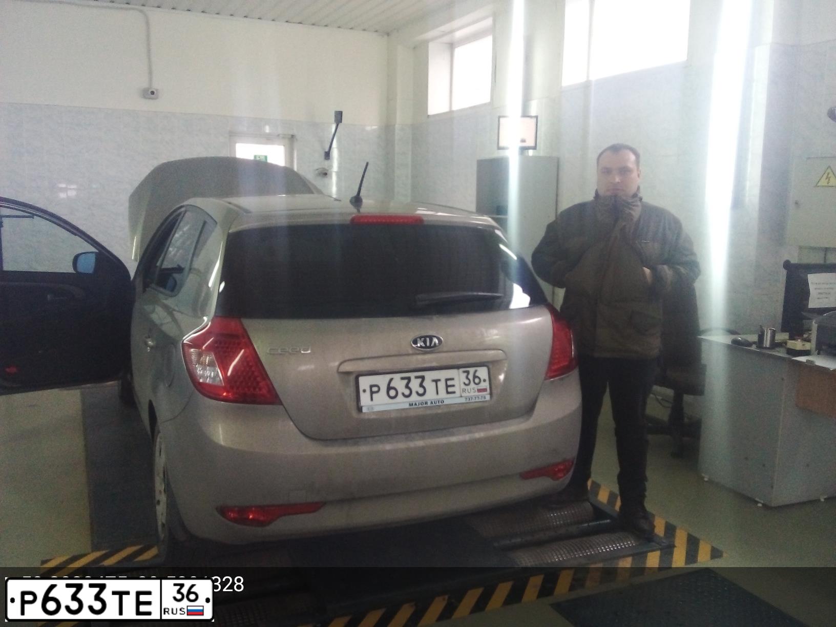 Фото автомобиля KIA CEE'D, 2010 — госномер Р633ТЕ36. Цвет: СЕРЕБРИСТЫЙ