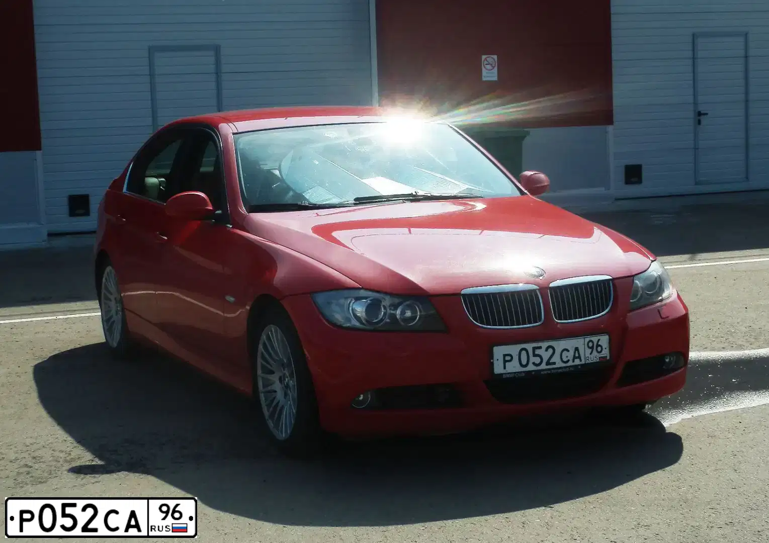 Фото автомобиля BMW SERIE 3, 2005 — госномер Р052СА96. Цвет: КРАСНЫЙ