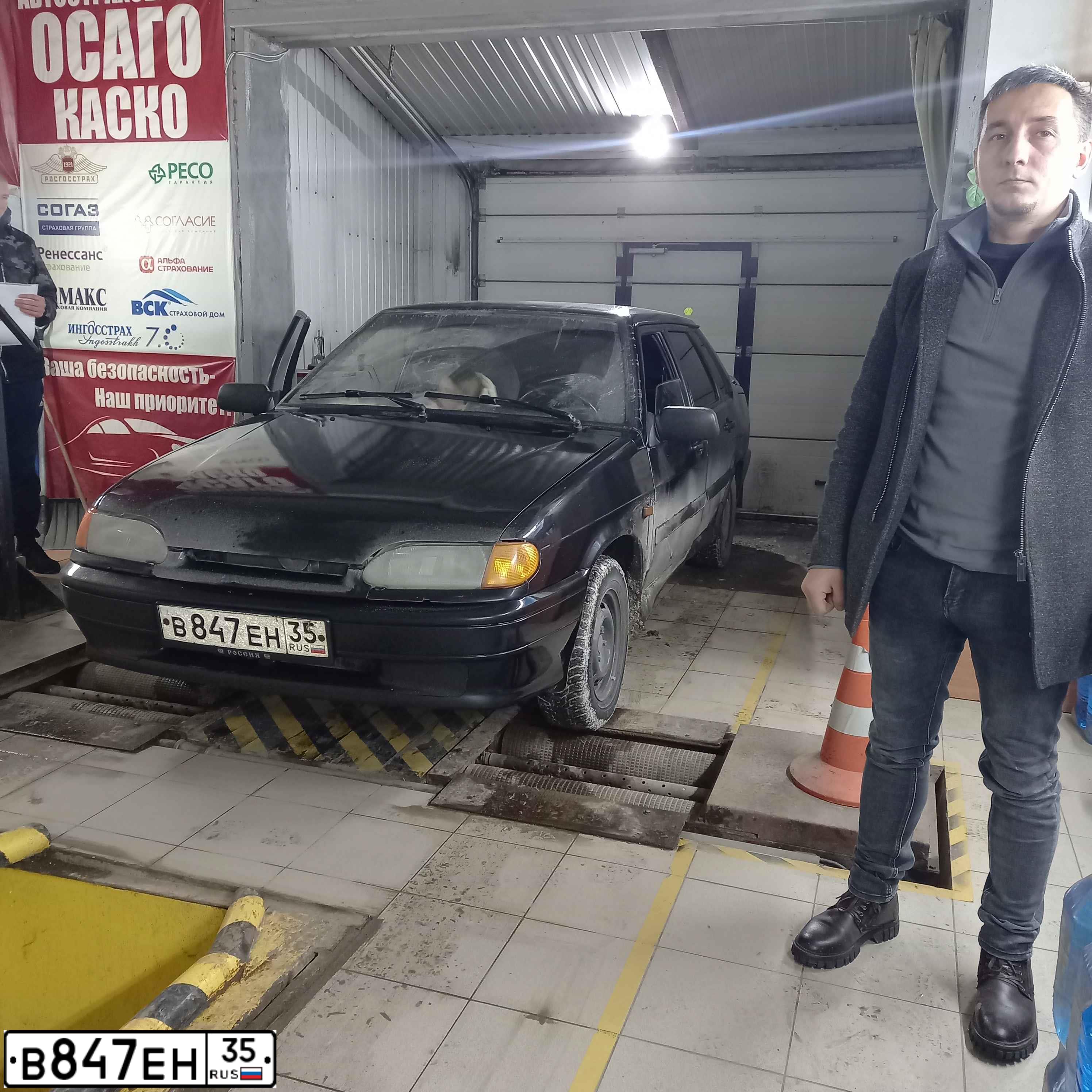 Фото автомобиля LADA 2115 SAMARA, 2010 — госномер В847ЕН35. Цвет: Сине-Черный