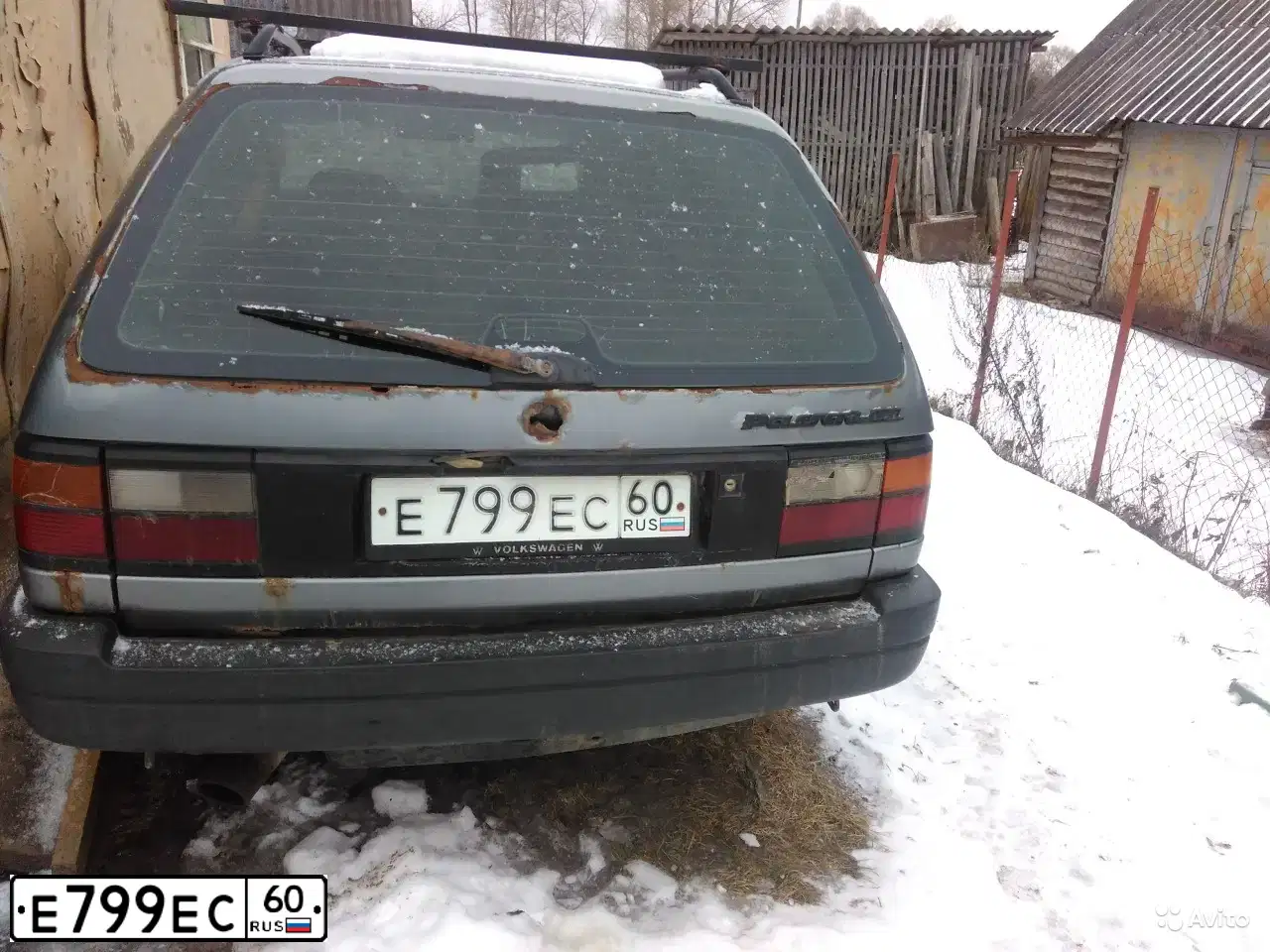 Фото автомобиля VOLKSWAGEN PASSAT, 1990 — госномер Е799ЕС60. Цвет: Серый