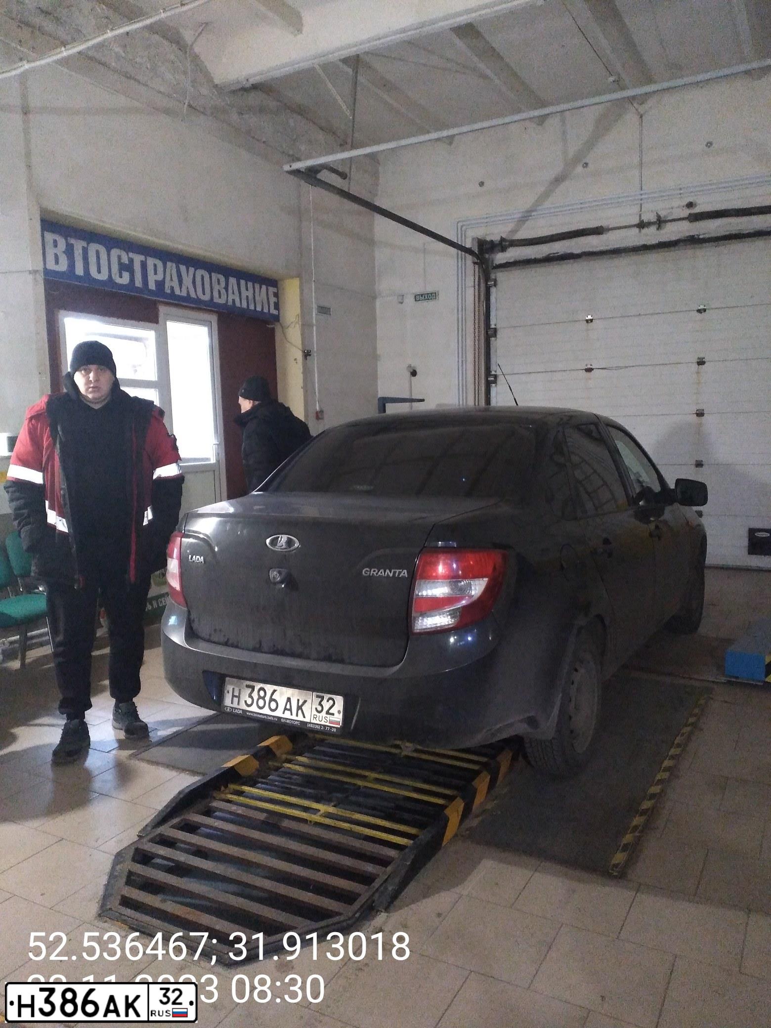 Фото автомобиля LADA 2190 GRANTA, 2015 — госномер Н386АК32. Цвет: ЧЕРНЫЙ