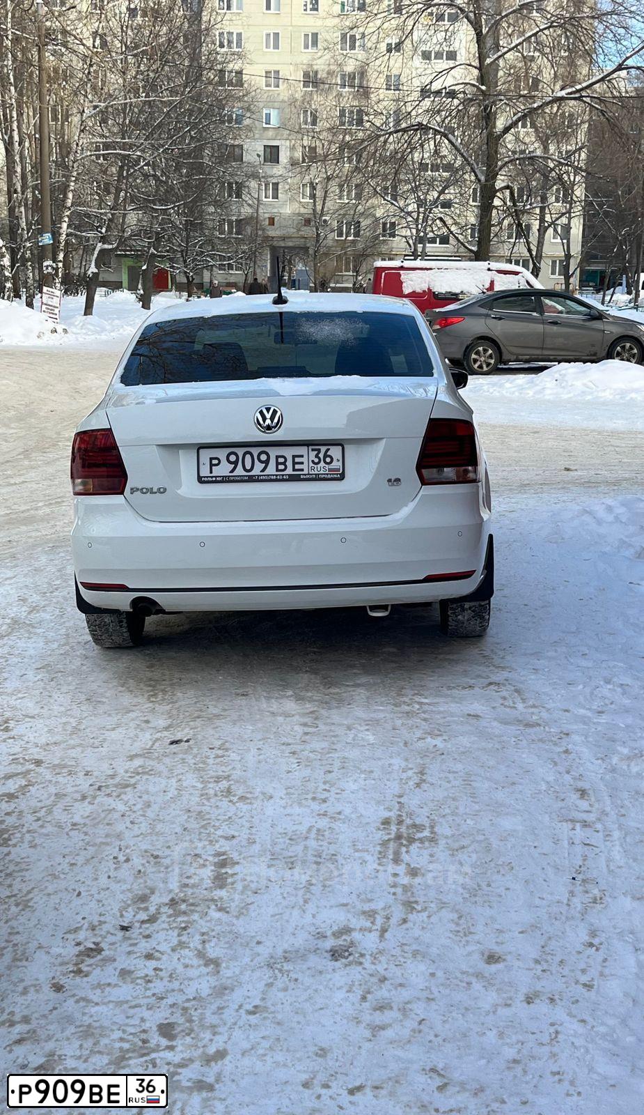 Фото автомобиля VOLKSWAGEN POLO, 2018 — госномер Р909ВЕ36. Цвет: Белый