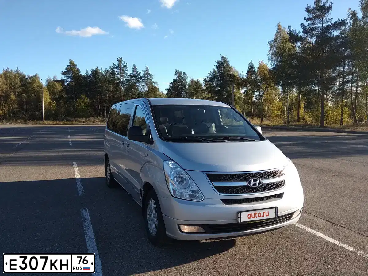 Фото автомобиля HYUNDAI GRAND STAREX, 2010 — госномер К232НМ799. Цвет: СЕРЫЙ