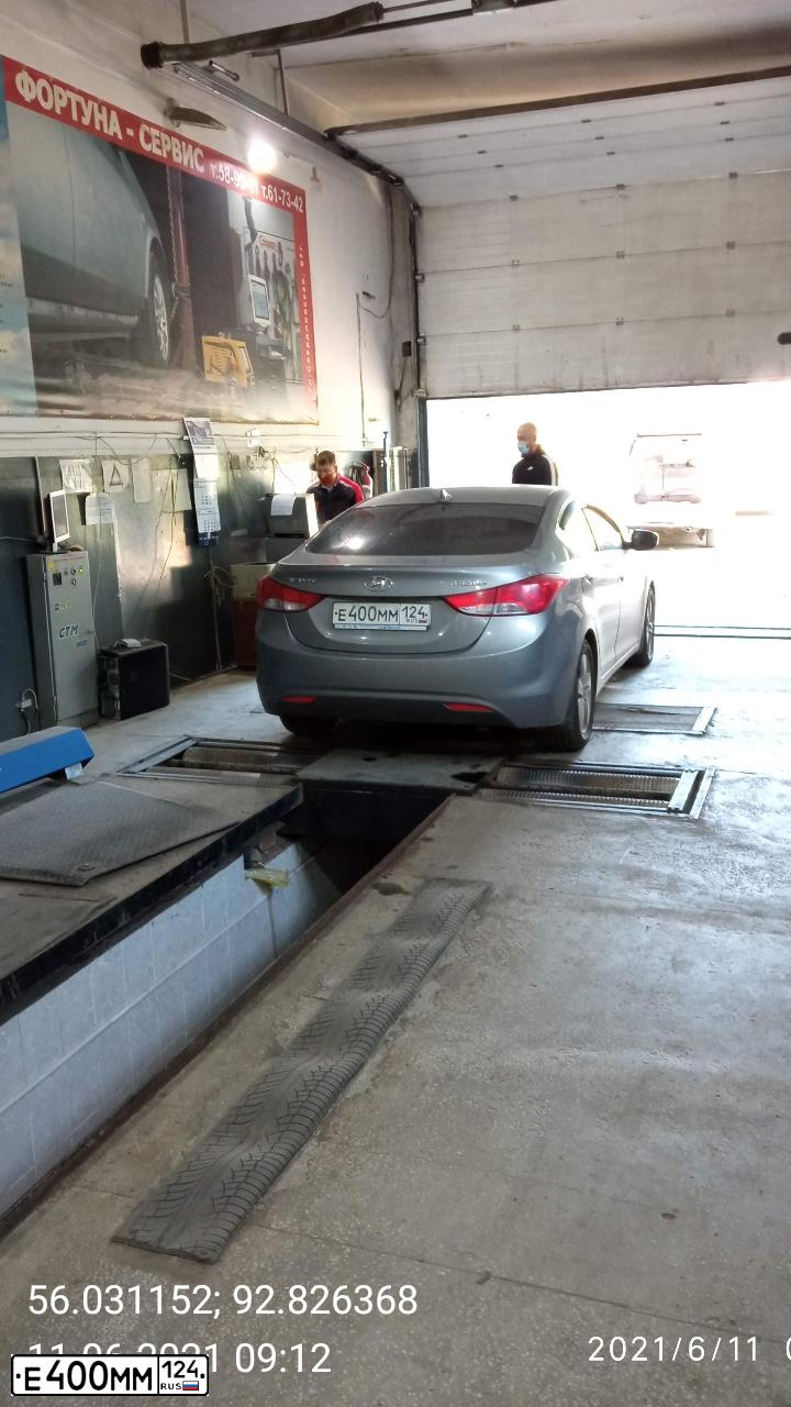 Фото автомобиля HYUNDAI AVANTE, 2010 — госномер К022КВ124. Цвет: Серый