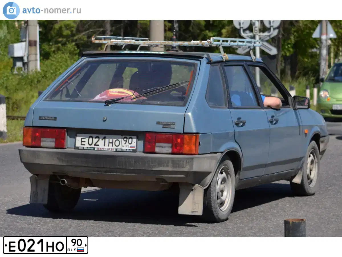 Фото автомобиля LADA 2109 SAMARA, 2003 — госномер Е021НО90. Цвет: СЕРЫЙ
