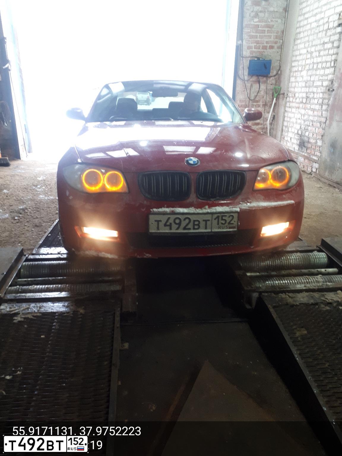 Фото автомобиля BMW SERIE 1, 2008 — госномер М123МК790. Цвет: Красный