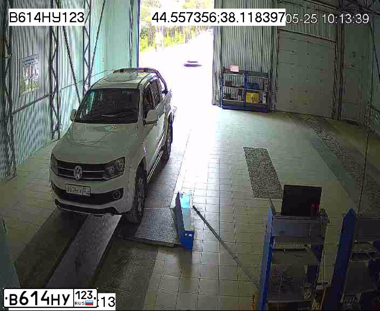 Фото автомобиля VOLKSWAGEN AMAROK, 2010 — госномер В614НУ123. Цвет: Белый