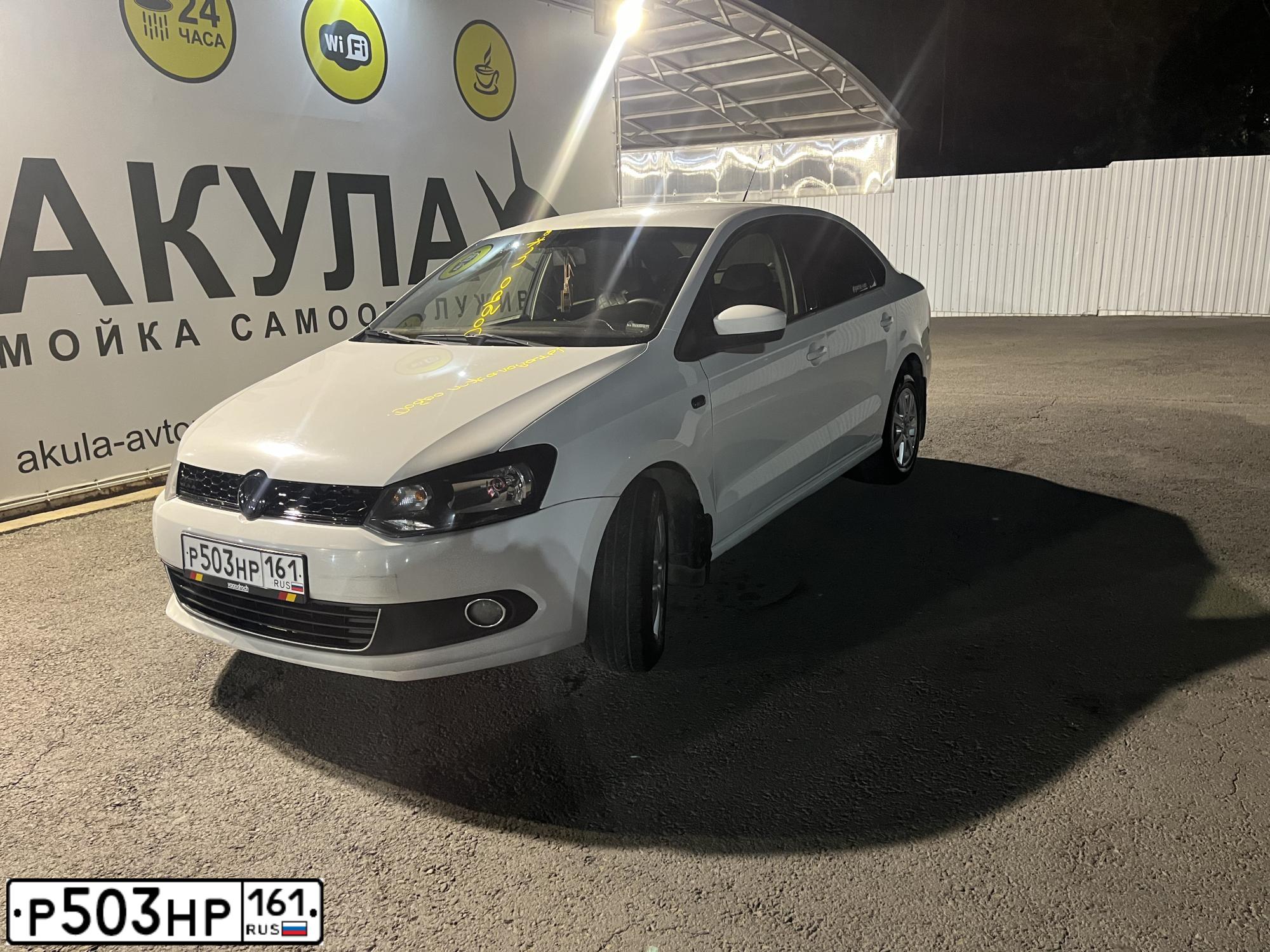 Фото автомобиля VOLKSWAGEN POLO, 2011 — госномер Р503НР161. Цвет: Белый