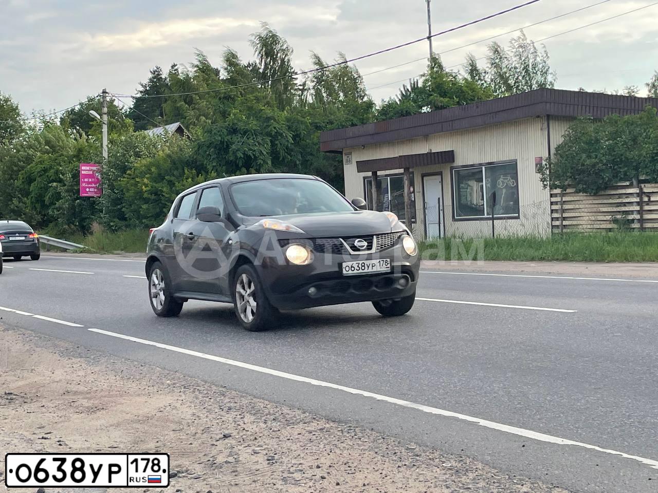 Фото автомобиля NISSAN JUKE, 2013 — госномер О638УР178. Цвет: ТЕМНО-КОРИЧНЕВЫЙ