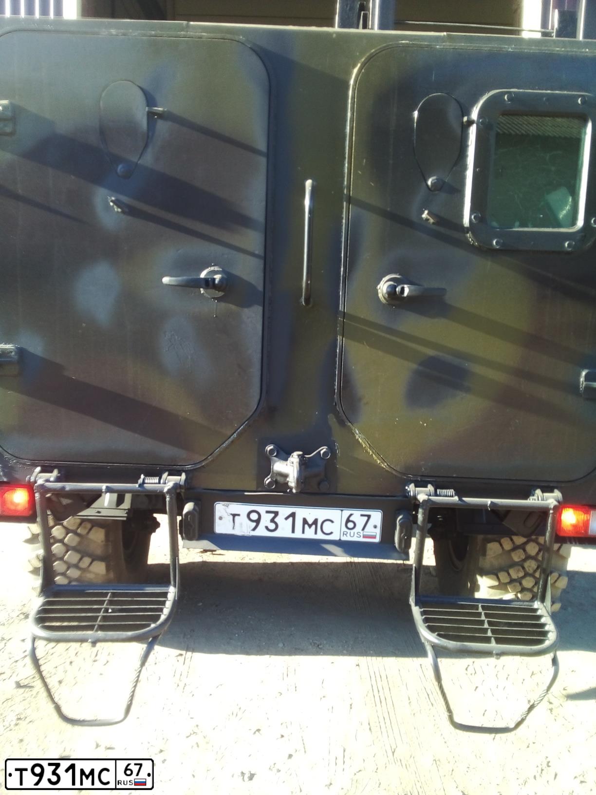 Фото автомобиля KAMAZ 4326 /4X4/, 2009 — госномер Т931МС67. Цвет: ЗАЩИТНЫЙ