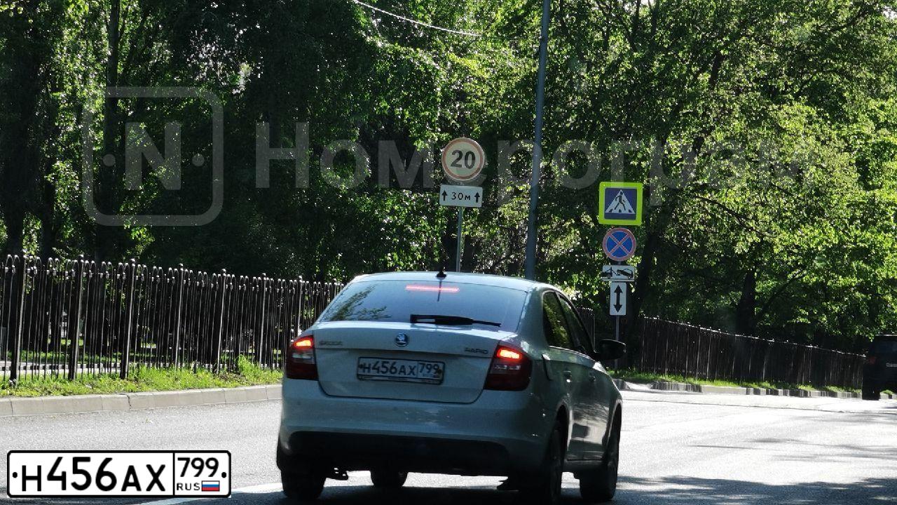 Фото автомобиля SKODA RAPID, 2017 — госномер Н456АХ799. Цвет: Белый