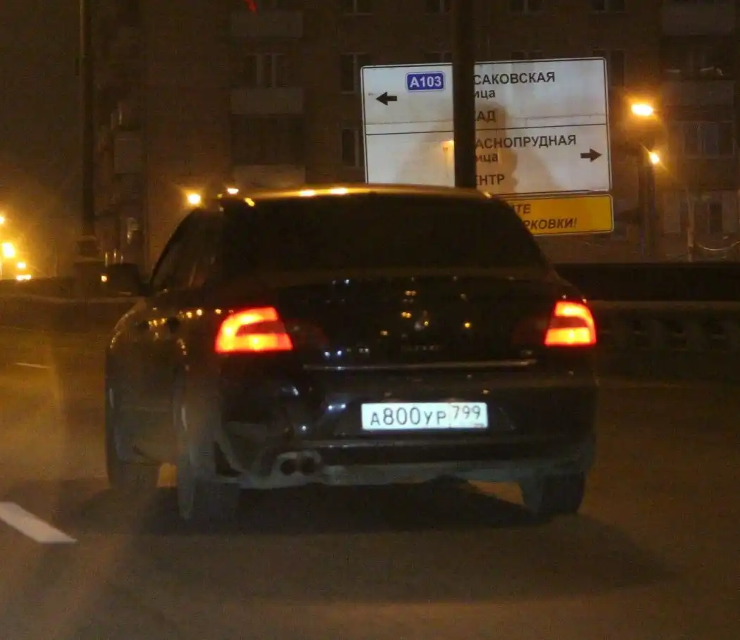 Фото автомобиля SKODA SUPERB, 2012 — госномер А800УР799. Цвет: ЧЕРНЫЙ