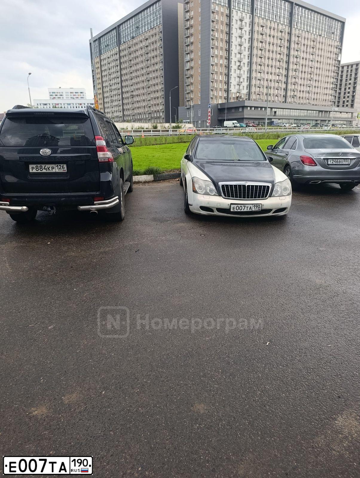 Фото автомобиля MAYBACH 57, 2003 — госномер Е007ТА190. Цвет: ФИОЛЕТОВЫЙ