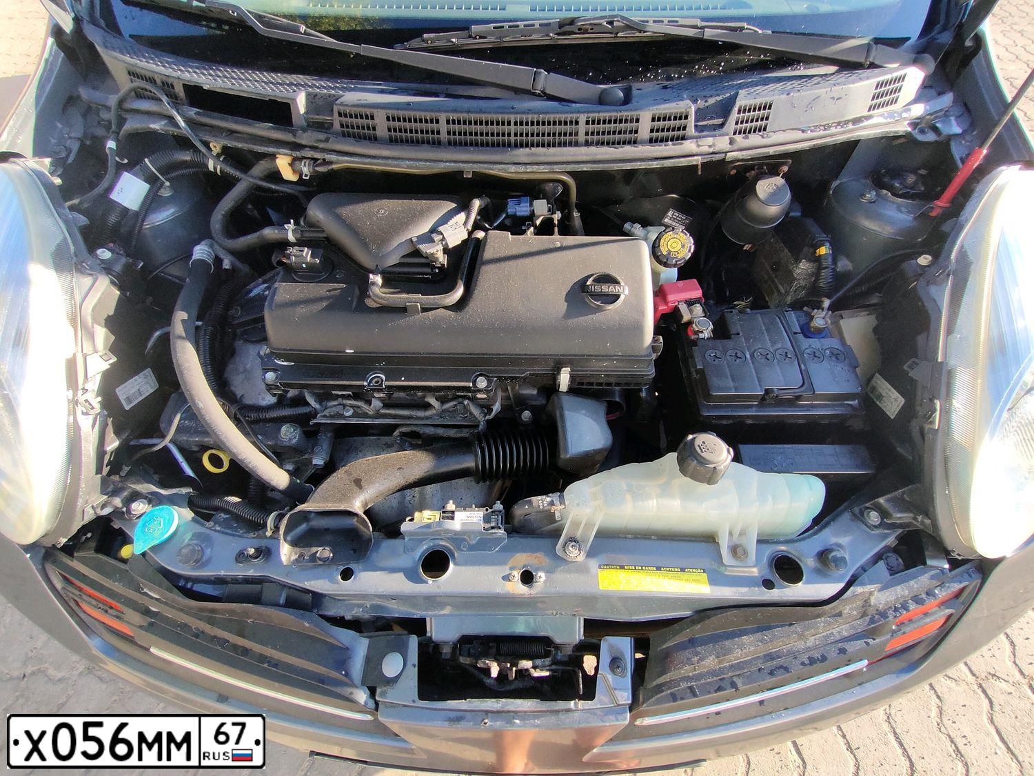 Фото автомобиля NISSAN MICRA, 2003 — госномер Т719УО799. Цвет: БЕЛЫЙ СЕРЫЙ