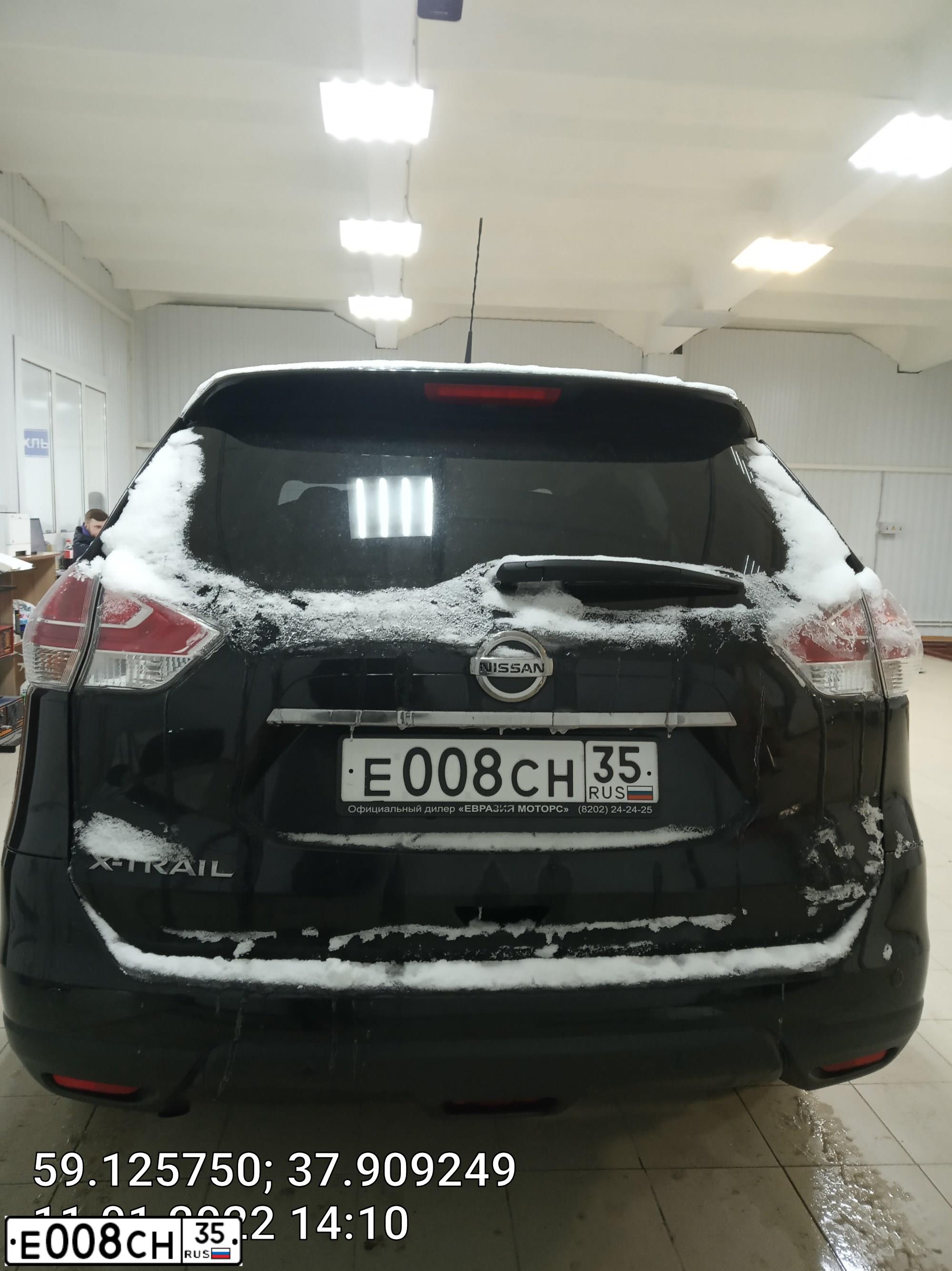 Фото автомобиля NISSAN X-TRAIL, 2016 — госномер Е008СН35. Цвет: ЧЕРНЫЙ