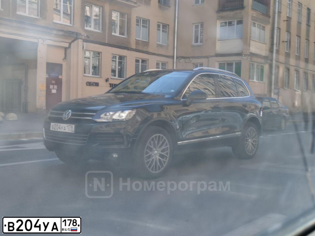 Фото автомобиля VOLKSWAGEN TOUAREG, 2014 — госномер В204УА178. Цвет: ЧЕРНЫЙ