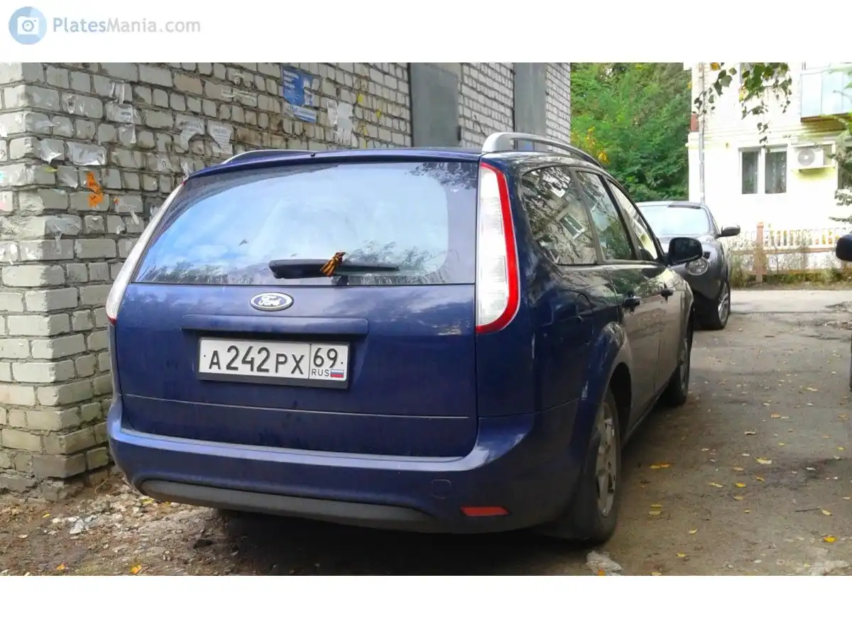 Фото автомобиля FORD FOCUS, 2009 — госномер Р144ОВ32. Цвет: ТЕМНО СИНИЙ