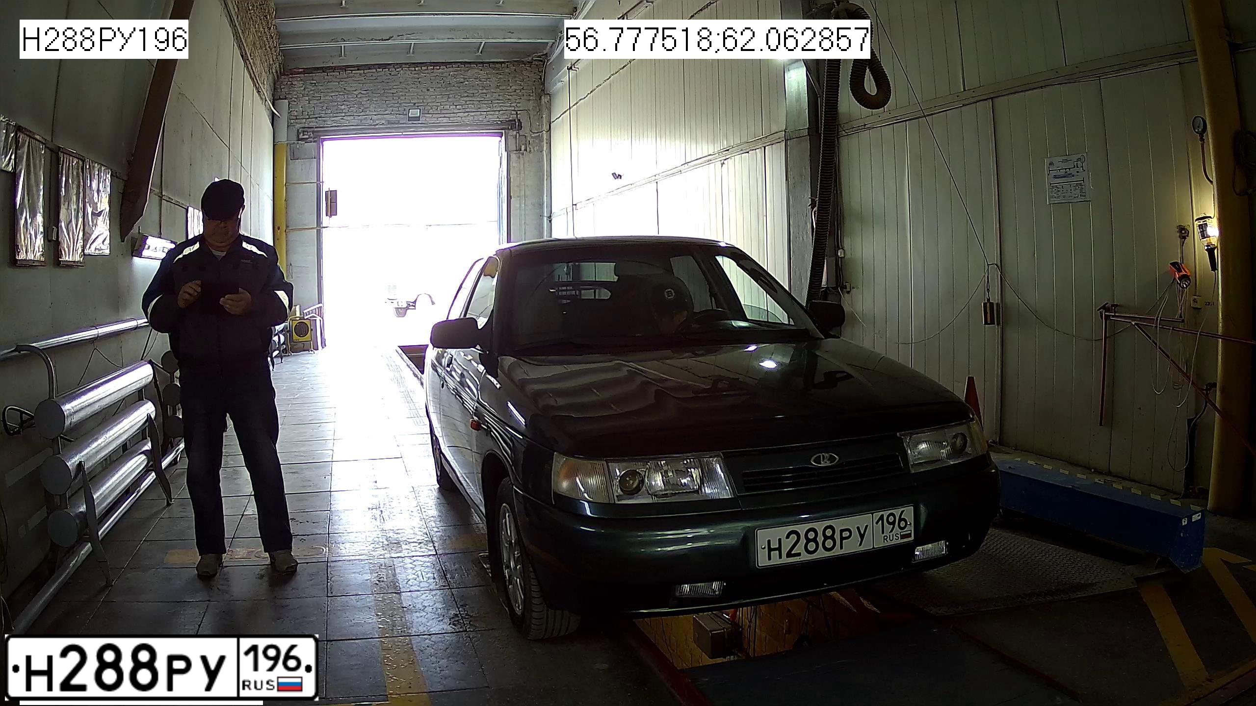 Фото автомобиля LADA 2112, 2006 — госномер С335СН196. Цвет: СЕРО-СИНЕ-ЗЕЛЕНЫЙ