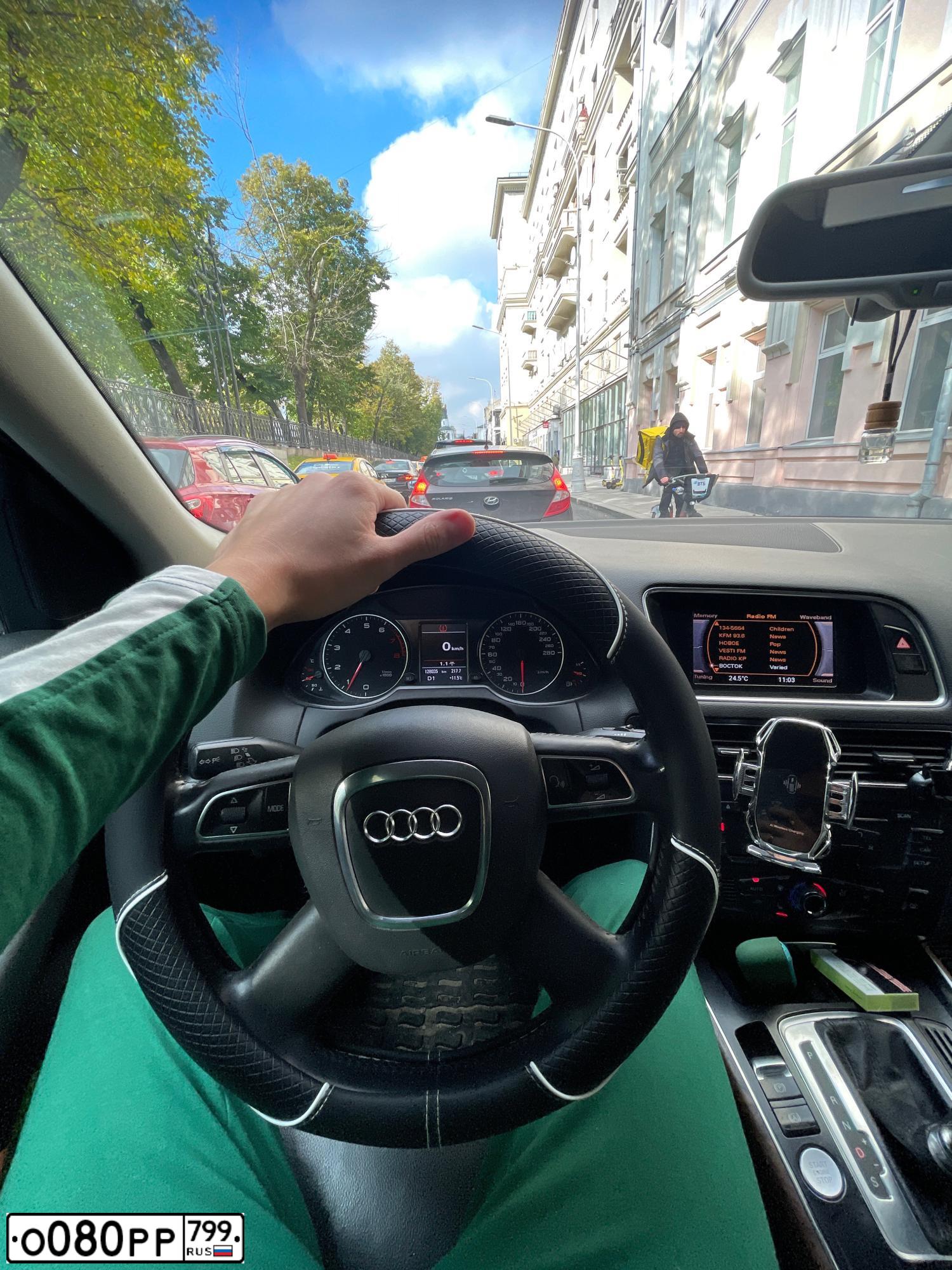 Фото автомобиля AUDI Q5, 2011 — госномер Х700ЕЕ57. Цвет: СЕРО-СИРЕНЕВЫЙ