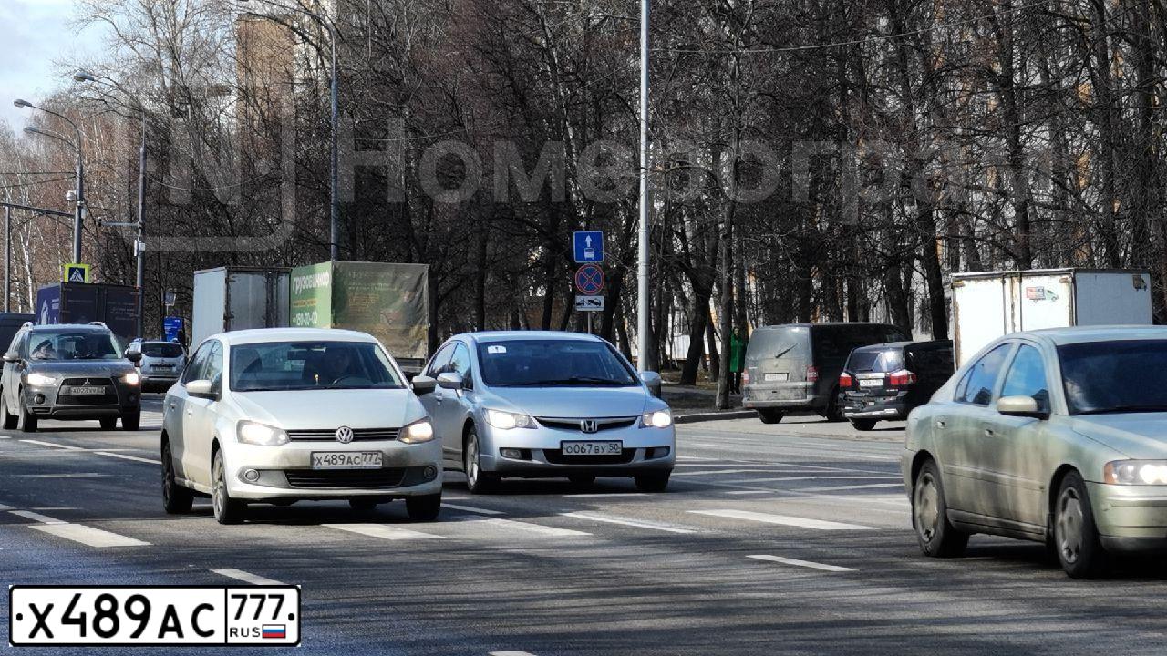 Фото автомобиля VOLKSWAGEN POLO, 2013 — госномер Х489АС777. Цвет: ЖЕЛТЫЙ