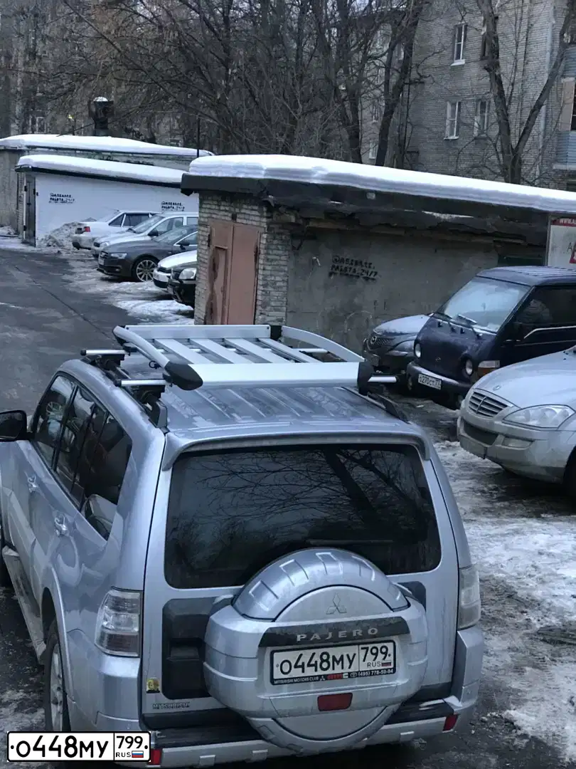 Фото автомобиля MITSUBISHI PAJERO, 2013 — госномер О448МУ799. Цвет: Серебристый