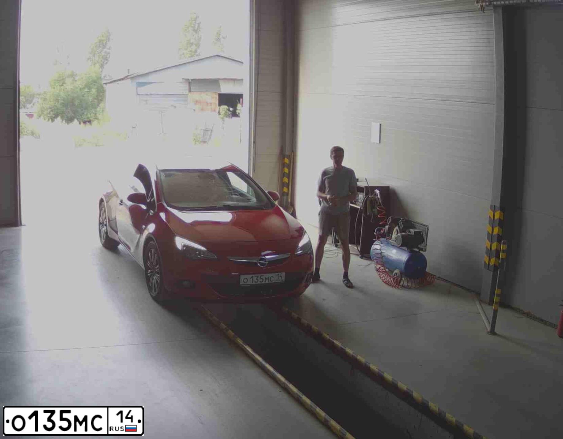 Фото автомобиля OPEL ASTRA, 2013 — госномер Н267НМ136. Цвет: Красный