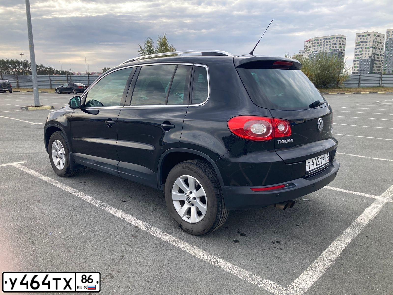 Фото автомобиля VOLKSWAGEN TIGUAN, 2010 — госномер Х982НА72. Цвет: черный
