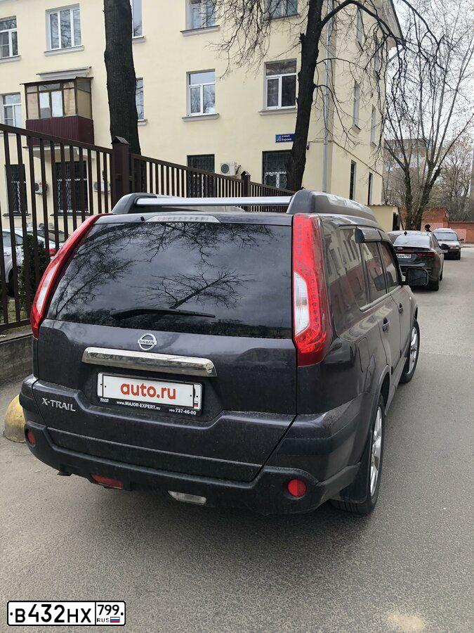 Фото автомобиля NISSAN X-TRAIL, 2011 — госномер Х032РР799. Цвет: СЕРЫЙ