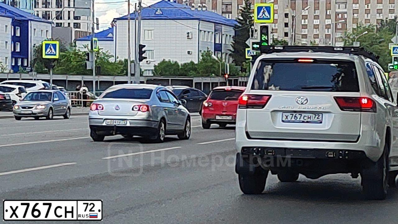 Фото автомобиля TOYOTA LAND CRUISER 300, 2022 — госномер Х767СН72. Цвет: Белый