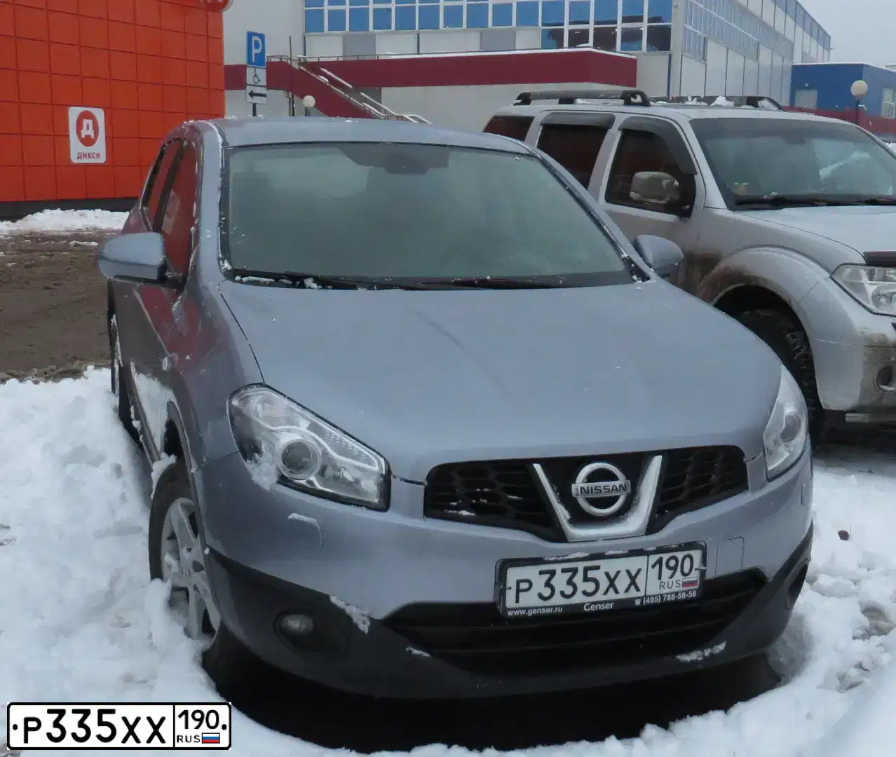 Фото автомобиля NISSAN QASHQAI, 2012 — госномер Р934СХ799. Цвет: Серый